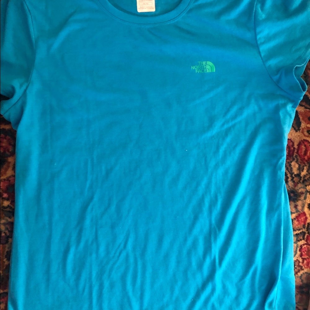Northface T shirt. Lightweight and comfortable. Capped short sleeves.